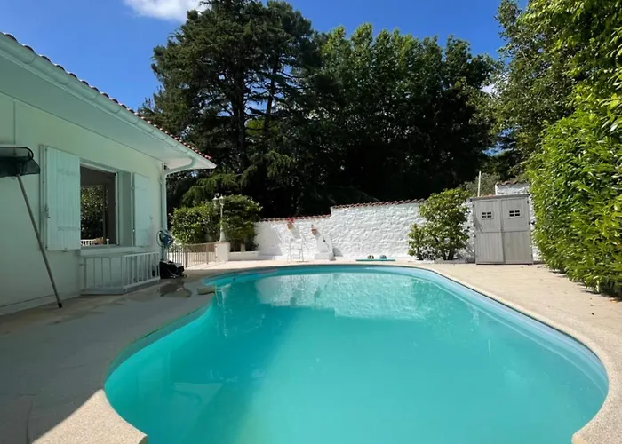 Semesterbostad Spacieuse Avec Piscine Privee *